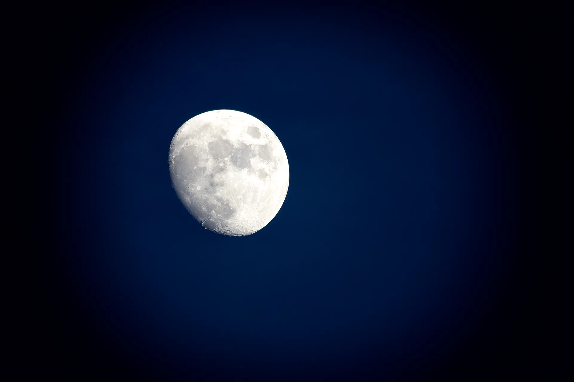 Lune gibbeuse croissante dans le ciel des Landes