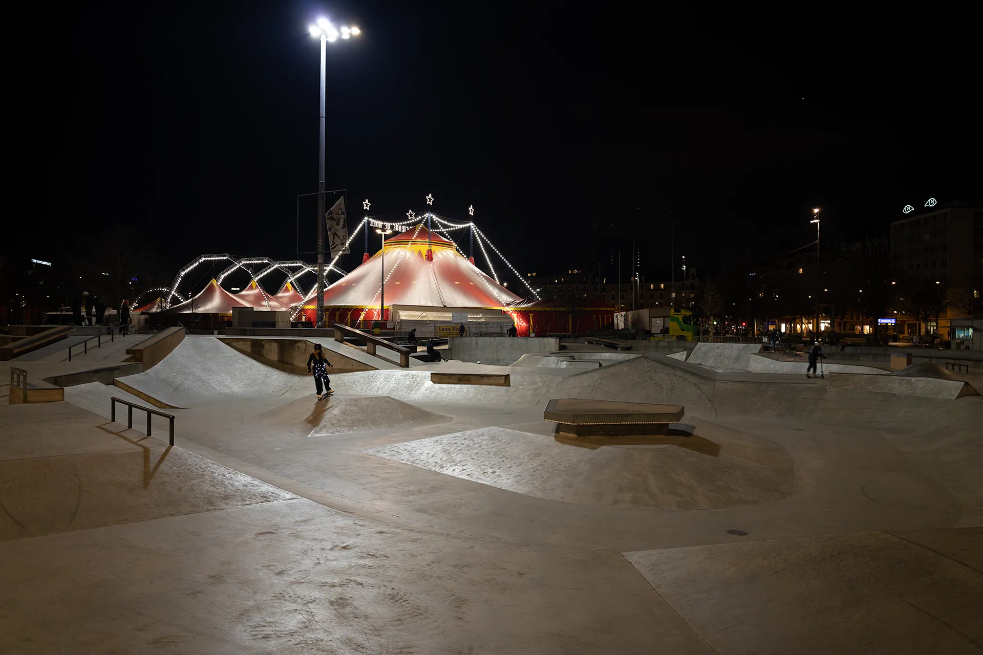 Skateuse portant des guirlandes de Noêl au Skatepark de Plainpalais